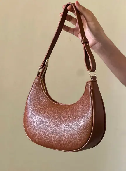 Cartera de hombro cruzado en forma de luna